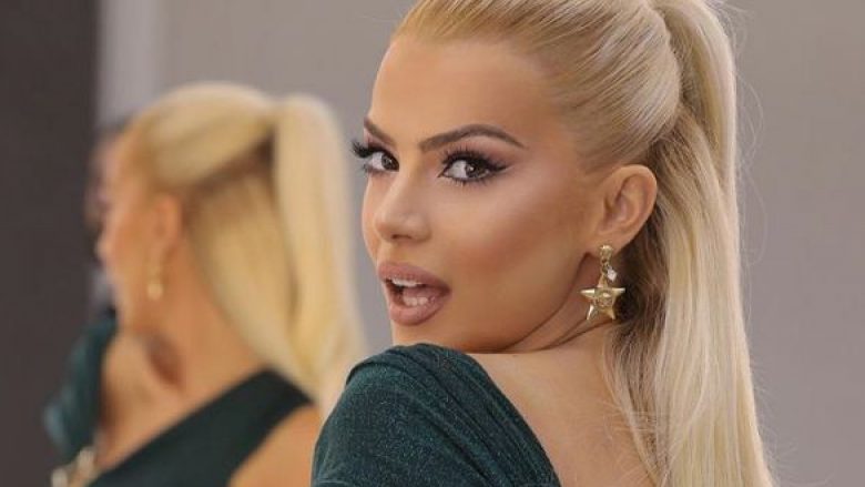 Marina Vjollca shkëlqen me paraqitjen e re teksa vë në pah gjoksin