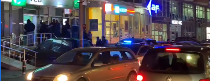 Pritje të gjata para bankave në Lipjan, intervenon policia