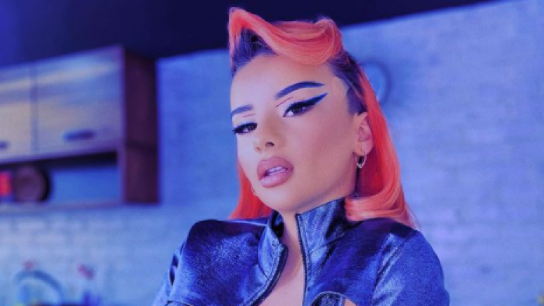 Rina Balaj vjen plot stil në imazhet e reja, merr vëmendje me fizikun e bujshëm
