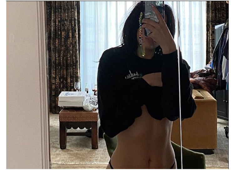 Dua Lipa e “djeg lojën” me këtë selfie