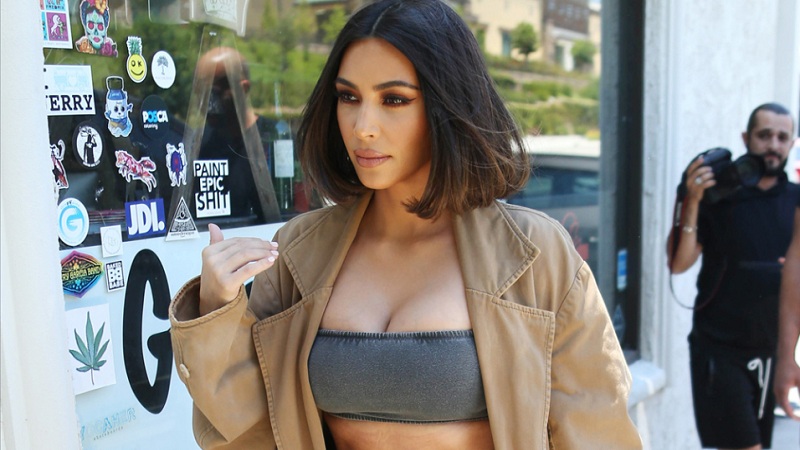 Motrat Kadashian, mbretëreshat e veshjeve “crop top”