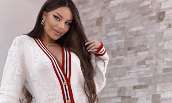 Tayna pozon atraktive, ky është mesazhi i saj për 2021