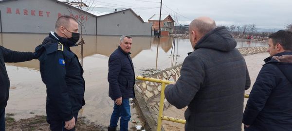 Me çizme dhe me banorët, Kryetari Imri Ahmeti në terren pas përmbytjeve
