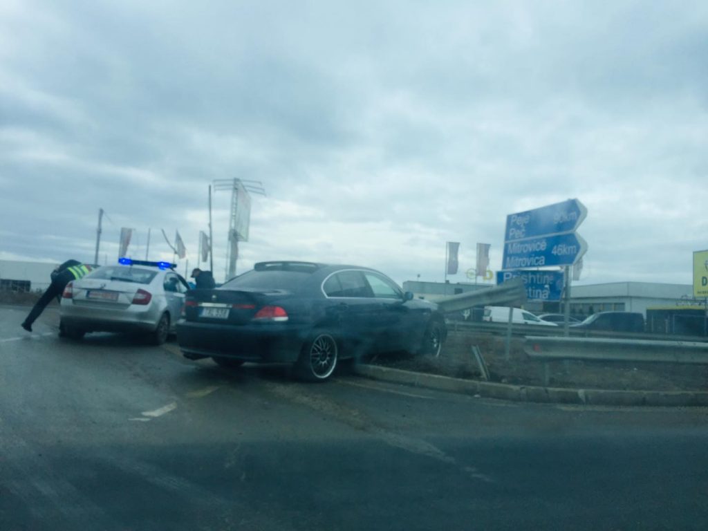 Vetura përfundon jashtë rrugës tek rrethi QMI-së