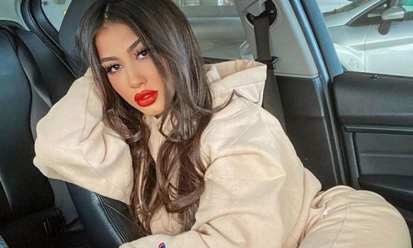 Melinda Ademi josh me pozat në veturën luksoze: Kush është për një xhiro