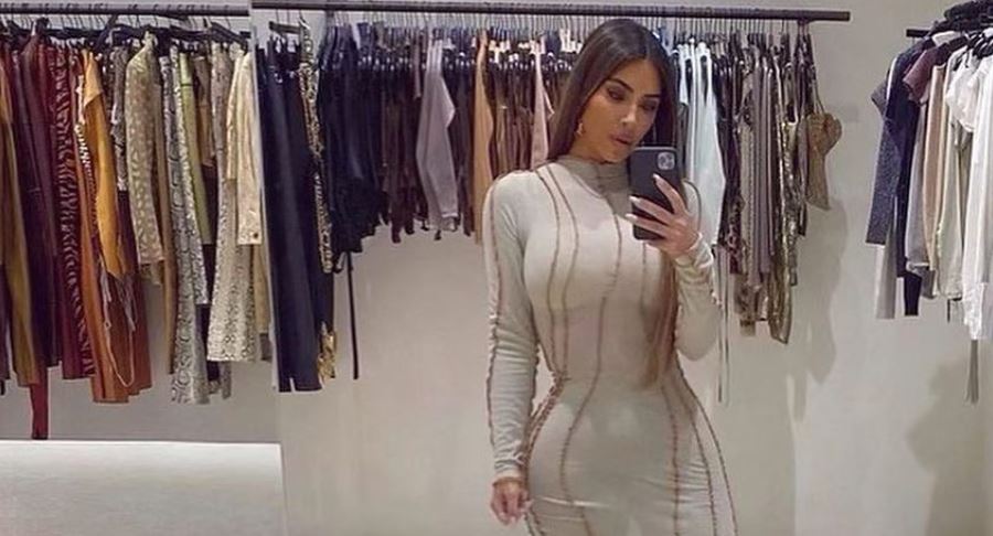 Kim thekson linjat e formësuara në fustanin super të ngushtë