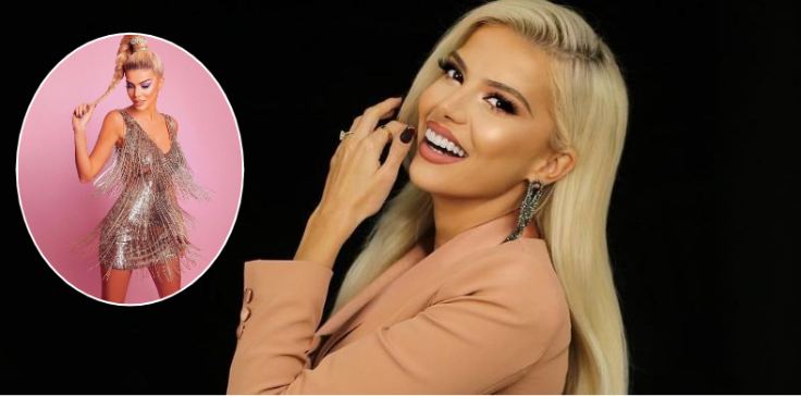 Marina pozon tërheqëse me fustan të shkurtër plot shkëlqim