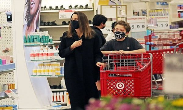 Angelina Jolie më e thjeshtë se kurrë në supermarket me të birin