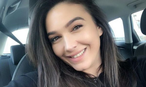 Jonida Vokshi bën tatuazh emrin e vajzës