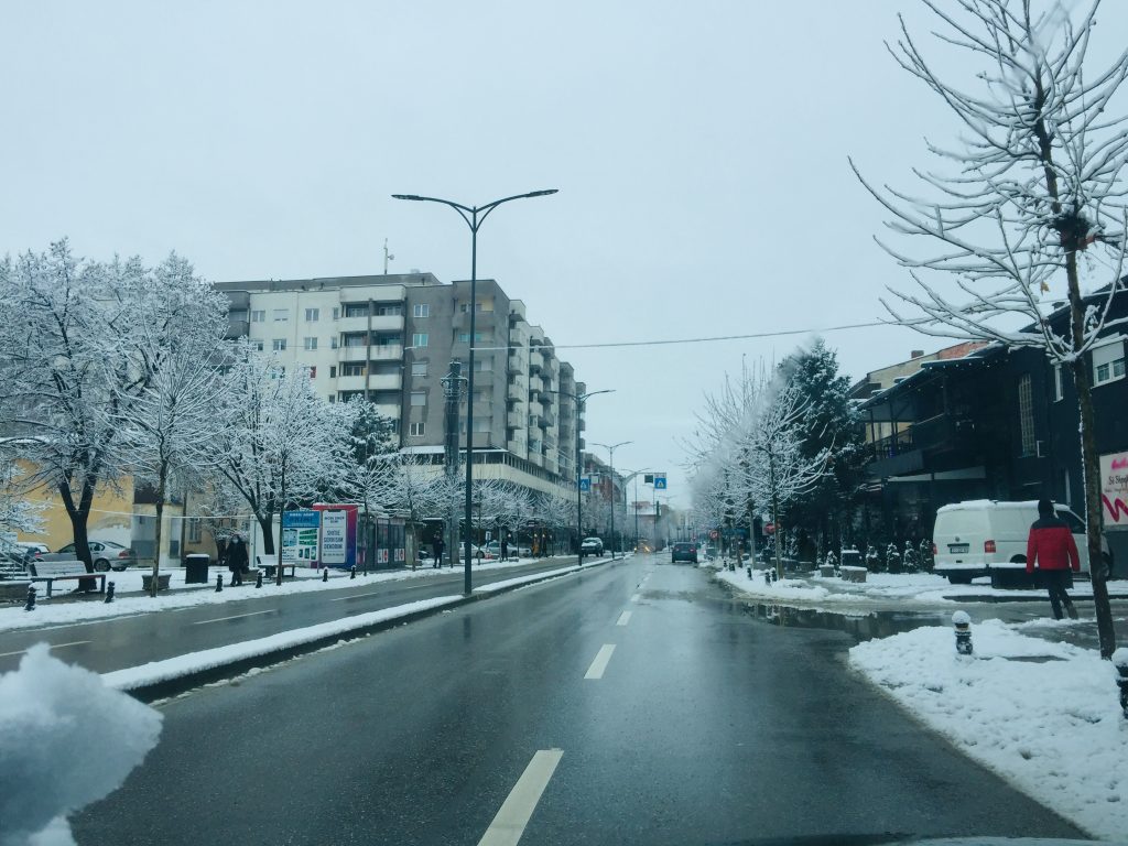 Goditet me veturë një femër në Lipjan