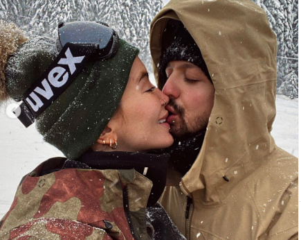 Dafina Zeqiri nuk e fsheh më, shfaqet duke u puthur me të dashurin