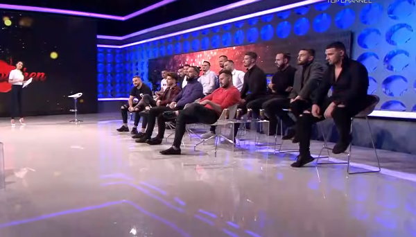 Del video e Andit të “Për’puthen” duke u zhveshur