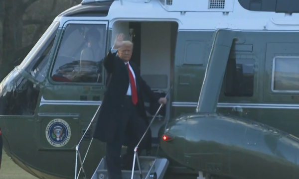 Momenti i largimit të Trump me helikopter nga Shtëpia e Bardhë