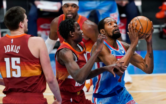 NBA merr vendim: Lojtarët do të jenë me truproja për të mos u përqafuar me kolegët