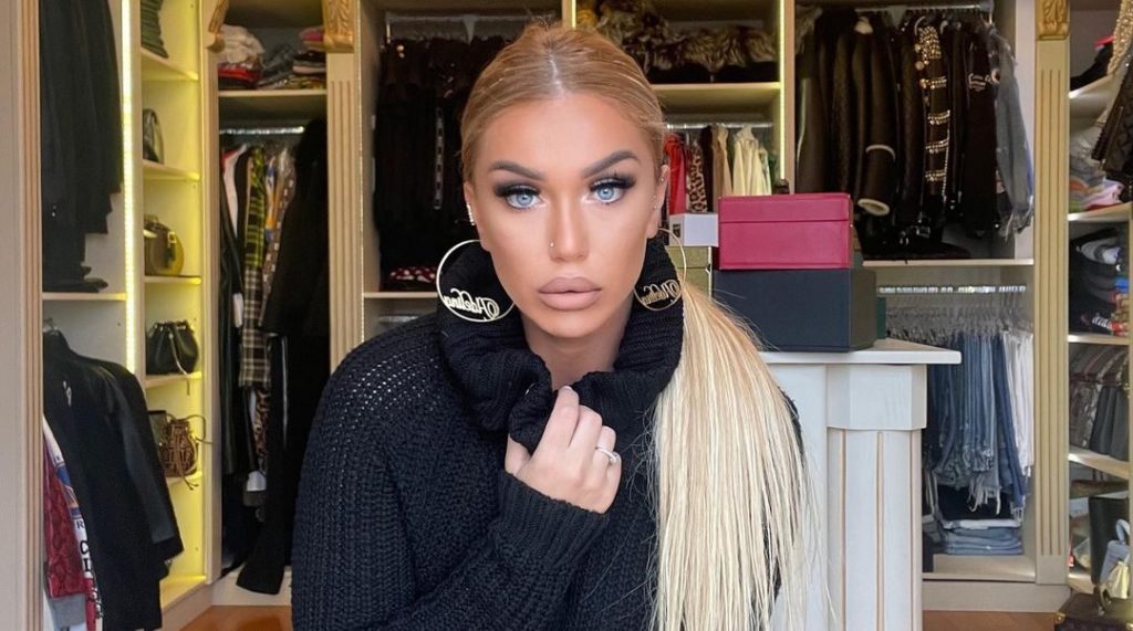 Adelina i ‘qeras’ fansat, publikon foto provokuese për ditëlindje
