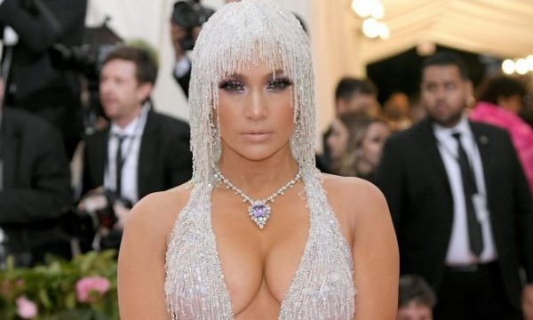 Jeniffer Lopez shfaqet tërësisht e zhveshur në videoklipin e këngës së re