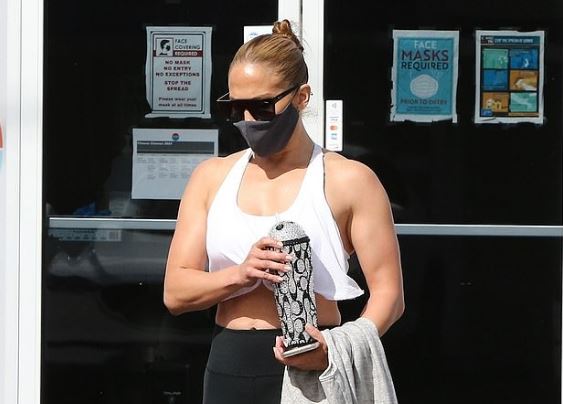 JLo trgon linjat fantastike në veshjen e ngushtë!