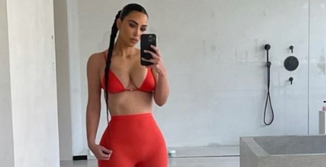 E ndarë nga Kanye, Kimi shfaqet joshëse në të kuqe