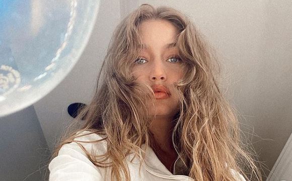 Gigi Hadid shfaq linjat trupore pas lindjes së vajzës