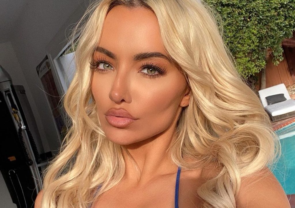 Lindsey Pelas josh ndjekësit duke vënë në pah linjat trupore me veshjen e ngushtë