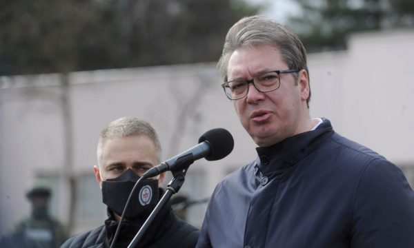 Vuçiq flet pas mbledhjes urgjente: Kërkojmë tërheqjen e të gjitha trupave nga veriu