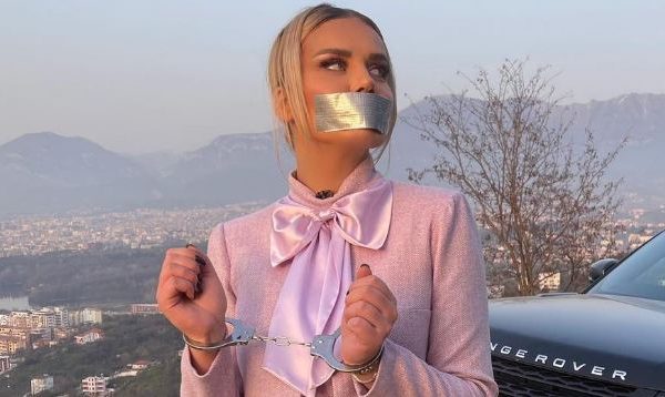 Me pranga e gojë të mbyllur, çfarë po ndodh me Kejvinën?