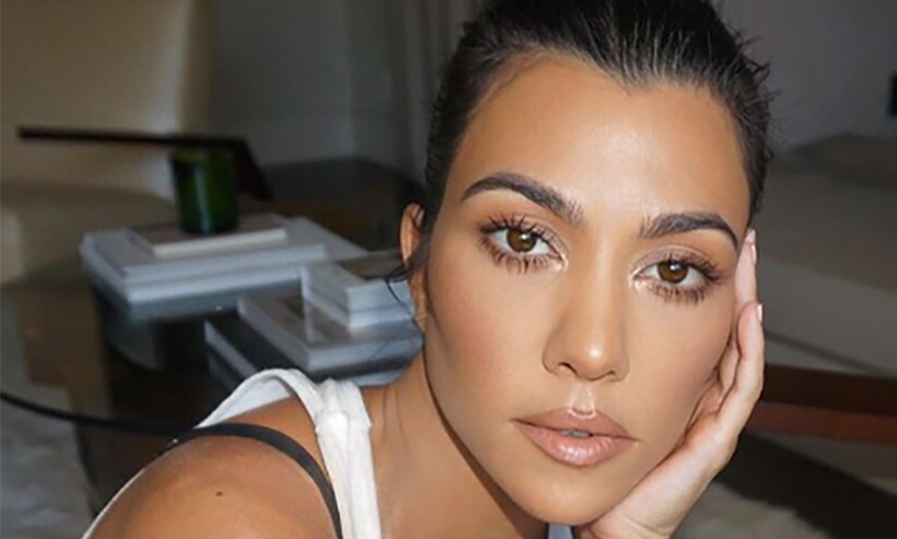 Kourtney Kardashian tregon të pasmet e formësuara duke reklamuar bikini nga “Kylie Swim”