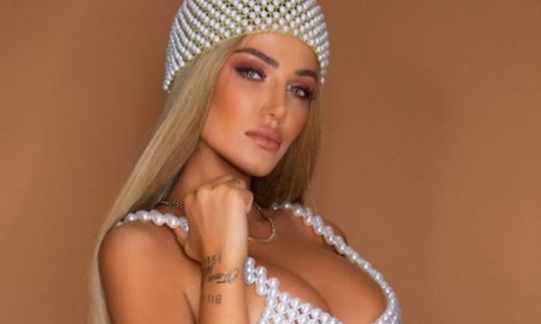 Morena pozon pa jelek në lokacionin e ri