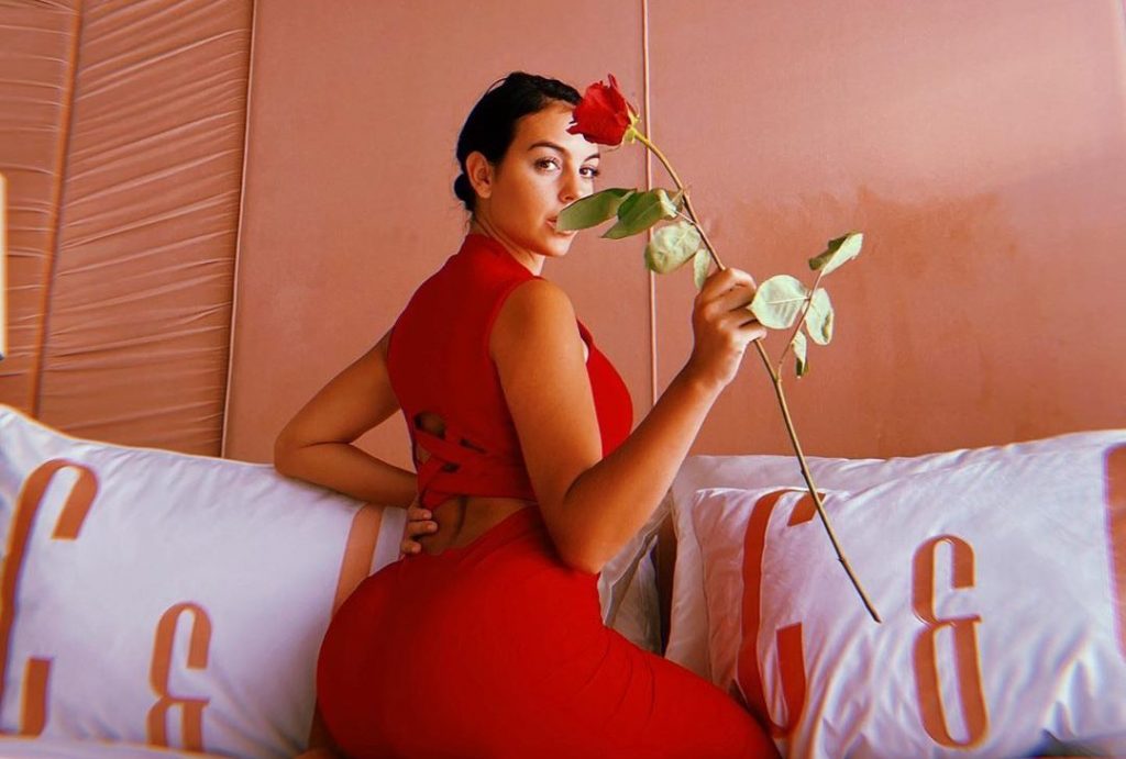 Georgina plotësisht e zhveshur në fotosesionin e ri