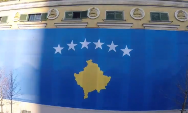 Një flamur gjigant i Kosovës vendoset në zemër të Tiranës