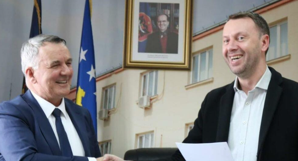 Nënshkruhet memorandumi për asfaltim të rrugëve në disa fshatra e Lipjanit