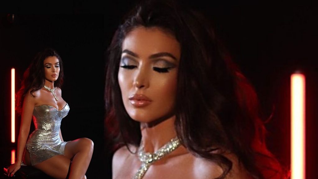 Nora pozon me fustanin e shkurt, ekspozon gjoksin dhe këmbët