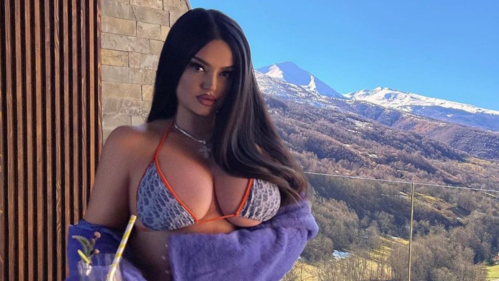 Enca sjell verën, pozon në bikini