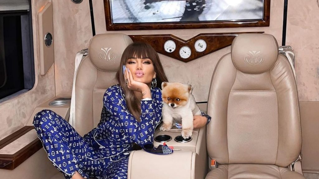 Morena Taraku publikon foto brenda makinës luksoze