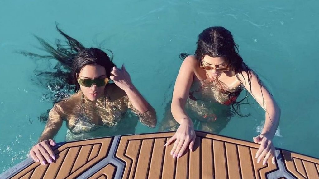 Kim Kardashian me motrën e saj ngacmojnë imagjinatën e ndjekësve