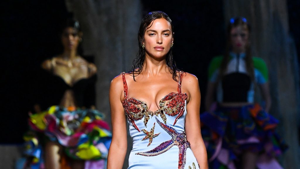 Irina Shayk shfaqet elegante në setin e ri fotografik për “Versace”