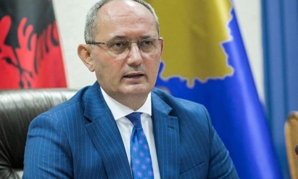 Babadimri Aliu gëzon ferizajasit për festat e fundvitit
