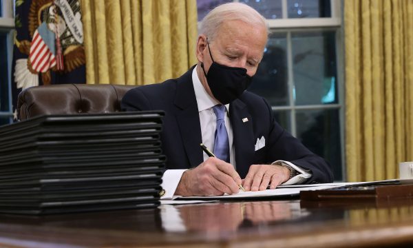 Presidenti Biden shpreh besim se SHBA mund t’u dërgojë vaksina vendeve të tjera