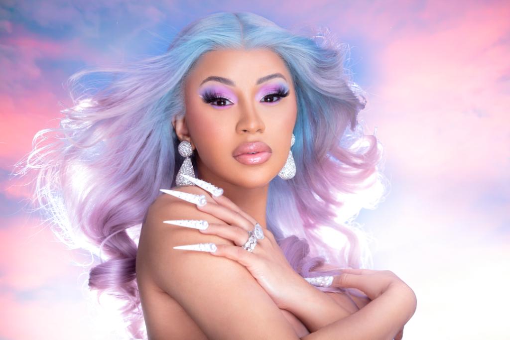 Cardi B vishet me fustan të tejdukshëm, vënë në pah linjat trupore