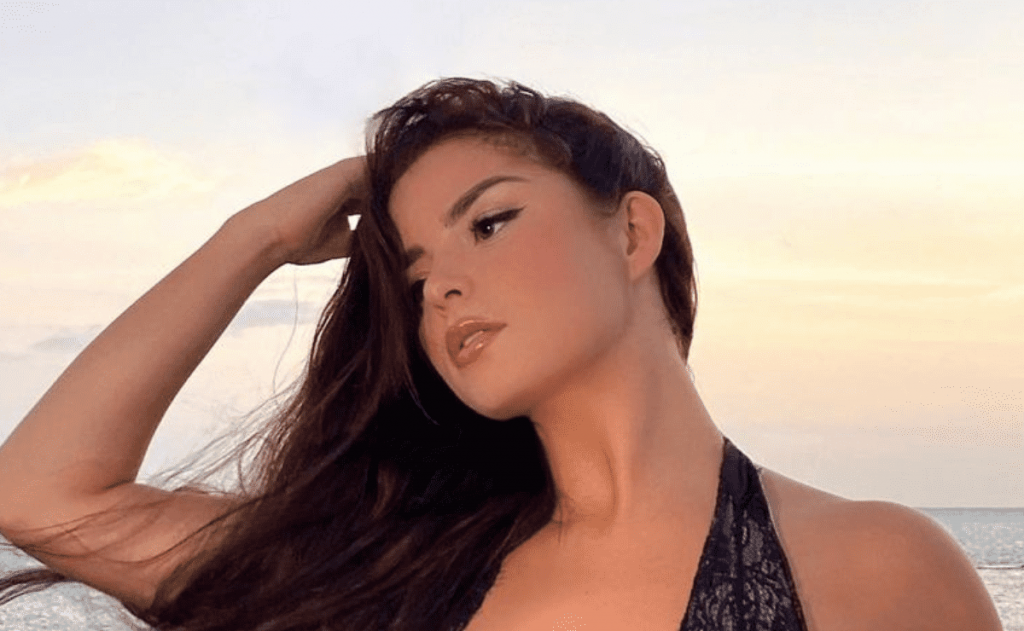 Demi josh ndjekësit në rroba larje duke filmuar veten në pasqyrë