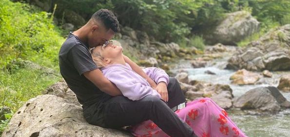 Adriana poston foto e shtrirë pranë Keith: Mos urreni çfarë nuk kuptoni