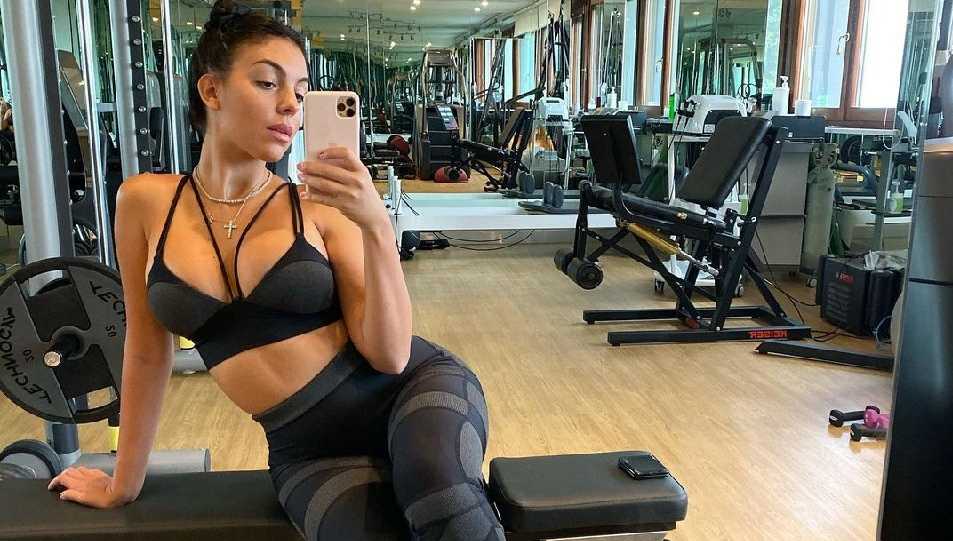Georgina në palestër për formësimin e linjave trupore