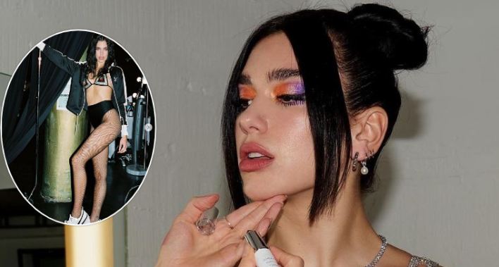 Dua Lipa thekson format trupore teksa fotografohet në të brendshme
