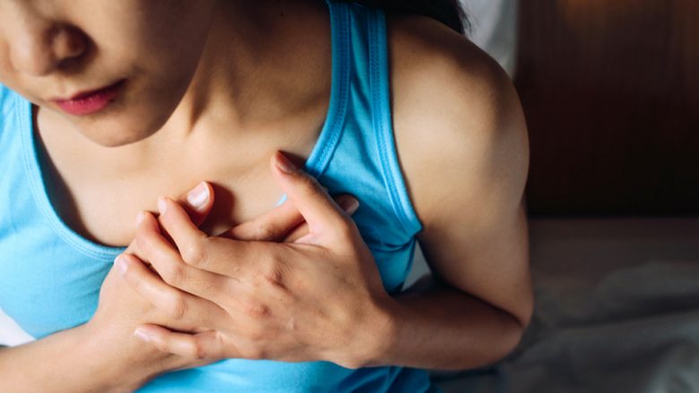 Ky problem i shëndetit të zemrës shpesh diagnostikohet gabimisht si simptomë e menopauzës