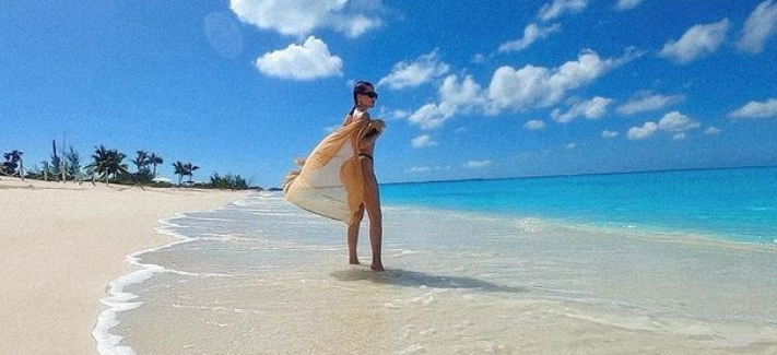 Khloe Kardashian feston për 131 milionë ndjekësit në Instagram