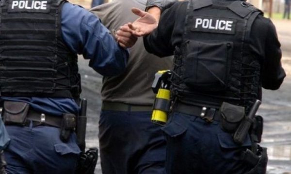 Shantazhojnë një grua në Gjakovë përmes telefonit duke i kërkuar para, arrestohen dy të dyshuar