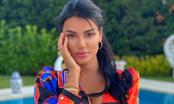 Morena filmon trupin nga afër në videon duke notuar në pishinë