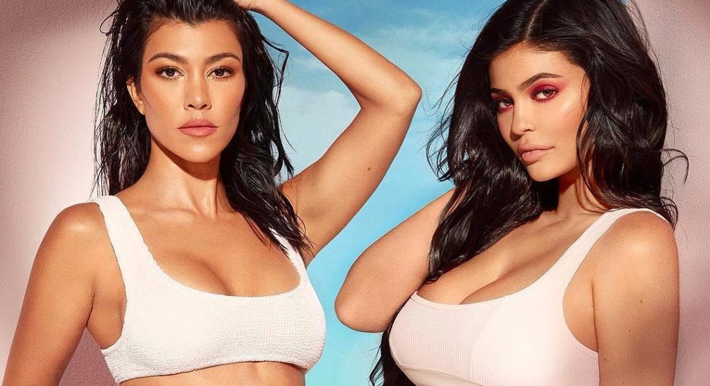 Kylie i bën grimin Kourtneyt teksa i referohen vetes si ‘më të veçantat’ e familjes