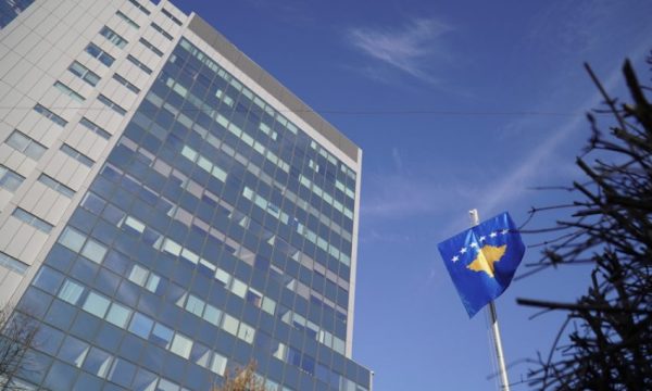 Qeveria ndau 50 milionë euro për fshirjen e borxhit, por veç borxhi i brendshëm është mbi 1 miliard euro