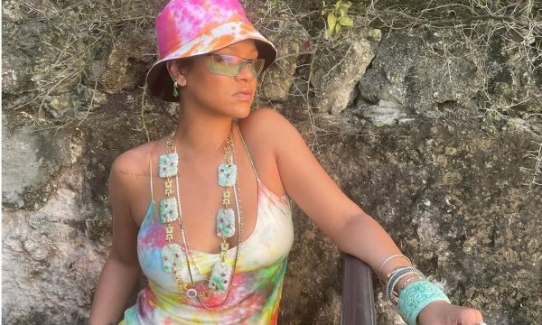 Rihanna heq jelekët, mbulon thithkat me duar